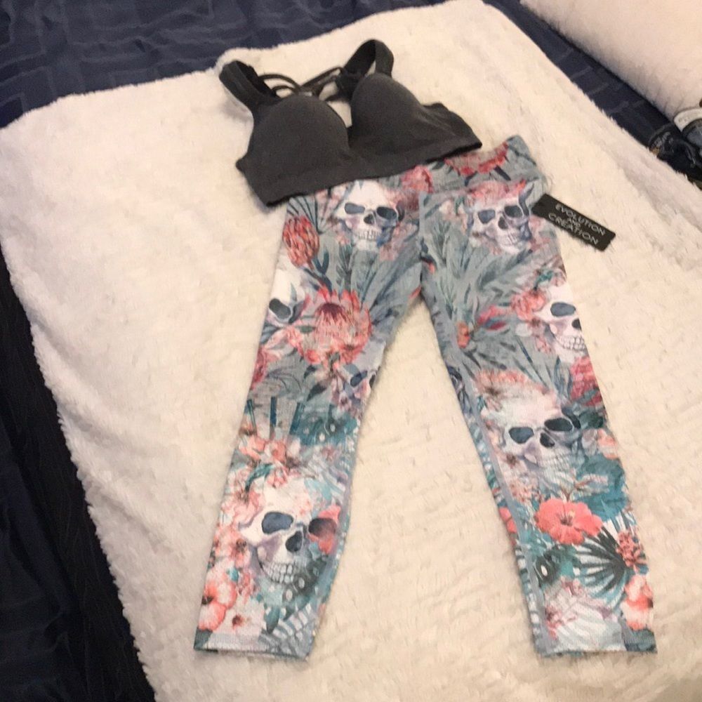 Skull workout Capri pants Size S, New With Tags!